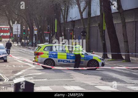 Londres, Royaume-Uni. 15th janvier 2023. Un cordon de police est en place près de la gare d'Euston après une fusillade au volant présumée à l'extérieur de St Aloysius R.C. Église le samedi après-midi. Une jeune fille de sept ans est dans un état critique et cinq autres ont été blessés. Les rapports indiquent que des tirs ont été tirés d'un véhicule en mouvement. Credit: Vuk Valcic/Alamy Live News Banque D'Images