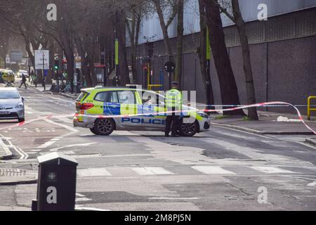 Londres, Royaume-Uni. 15th janvier 2023. Un cordon de police est en place près de la gare d'Euston après une fusillade au volant présumée à l'extérieur de St Aloysius R.C. Église le samedi après-midi. Une jeune fille de sept ans est dans un état critique et cinq autres ont été blessés. Les rapports indiquent que des tirs ont été tirés d'un véhicule en mouvement. Credit: Vuk Valcic/Alamy Live News Banque D'Images