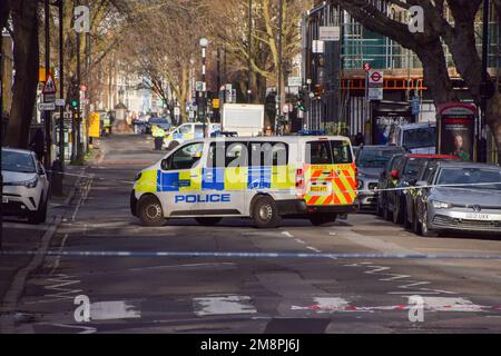 Londres, Royaume-Uni. 15th janvier 2023. Un cordon de police est en place près de la gare d'Euston après une fusillade au volant présumée à l'extérieur de St Aloysius R.C. Église le samedi après-midi. Une jeune fille de sept ans est dans un état critique et cinq autres ont été blessés. Les rapports indiquent que des tirs ont été tirés d'un véhicule en mouvement. Credit: Vuk Valcic/Alamy Live News Banque D'Images