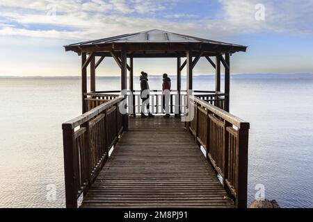 Belvédère en bois sur les rives du lac de Garde Banque D'Images