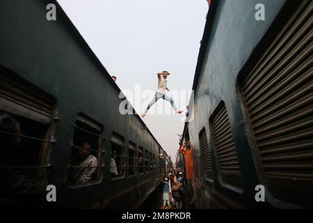 Dhaka, Dhaka, Bangladesh. 15th janvier 2023. Les navetteurs sautent entre les trains à leur arrivée à une gare, pour se rendre à Akheri Munajat, la dernière supplication pendant Biswa Ijtema à Tongi, Dhaka, Bangladesh. Des millions de dévotés musulmans du monde entier rejoignent l'événement de quatre jours qui culmine dans le Munajat d'Akheri ou la supplication finale (prière finale) dans laquelle les musulmans lèvent les mains devant Allah et prient pour la paix mondiale. C'est la deuxième plus grande congrégation de la communauté musulmane après le pèlerinage à la Mecque pour le Hajj. (Credit image: © Joy Saha/ZUMA Press Wire) ÉDITORIAL U Banque D'Images