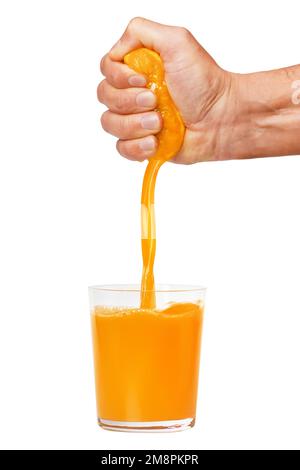 La main de l'homme verse un verre de jus d'agrumes dans un