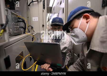 Urumqi, Chine. 14th janvier 2023. (230115) -- URUMQI, le 15 janvier 2023 (Xinhua) -- des techniciens effectuent une analyse des données dans un centre de maintenance de train à grande vitesse à Urumqi, dans la région autonome de Xinjiang Uygur, dans le nord-ouest de la Chine, le 14 janvier 2023. Les techniciens d'un centre d'entretien des trains à grande vitesse d'Urumqi ont été occupés à effectuer des travaux d'entretien des trains pendant la période de pointe du Festival du printemps. La ruée vers les voyages du Festival de printemps, également connu sous le nom de « chunyun », a commencé le 7 janvier et durera jusqu'au 15 février de cette année, au cours de laquelle de nombreux Chinois voyageront pour se réunir avec leurs familles pour la Chine Lunar ne Banque D'Images