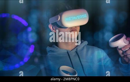 Adolescent portant un casque VR, en interaction avec la réalité virtuelle. Métaverse, concept de mondes numériques Banque D'Images