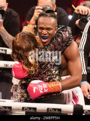 Yinka Olatunji Wiki, la mère DE KSI, prend le dessus sur son fils après sa victoire dans le combat de poids de croisière contre la fièvre Temperrr à l'OVO Arena Wembley, Londres. Date de la photo: Samedi 14 janvier 2023. Banque D'Images