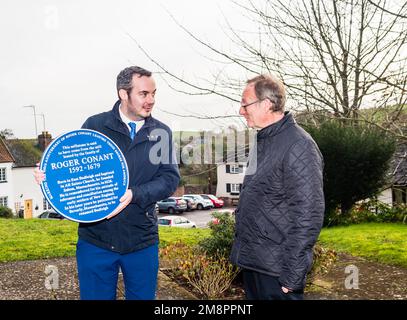 Député discutant de la plaque Roger Conant à All Saints East Budleigh. Banque D'Images