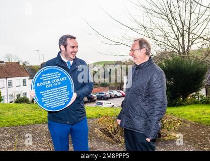 Député discutant de la plaque Roger Conant à All Saints East Budleigh. Banque D'Images