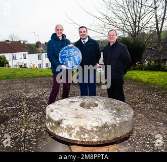 MP avec la plaque Roger Conant et la pierre de moulin. Banque D'Images