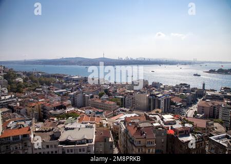 Istanbul, Turquie - 09-01-2022:vue sur le Bosphore depuis la tour de Galata Banque D'Images