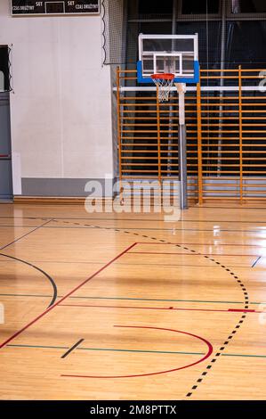 Vide classe européenne de gym pour les sports scolaires, pas de gens Banque D'Images