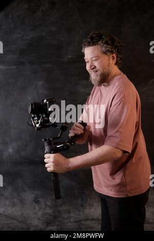 homme tenant la nacelle avec la caméra Banque D'Images