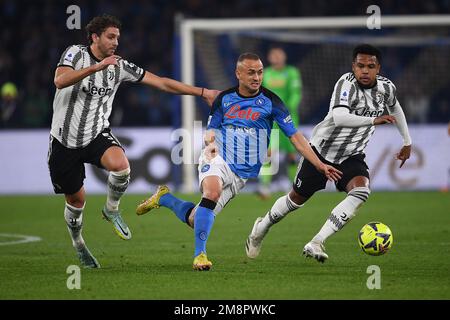 SALERNO, ITALIE - JANVIER 13: Stanislav Lobotka de SSC Napoli et Weston McKennie et Manuel Locatelli de Juventus FC concourent pour le ballon pendant le Banque D'Images