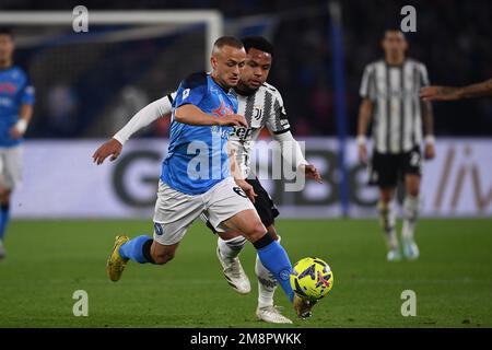 SALERNO, ITALIE - JANVIER 13: Stanislav Lobotka de SSC Napoli et Weston McKennie de Juventus FC concourent pour le ballon pendant la série Un match entre Banque D'Images