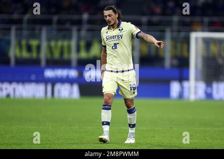 Milan Durique de Hellas Verona FC gestes pendant la série Un match de football entre le FC Internazionale et Hellas Verona au Stadio Giuseppe Meazza sur 14 janvier 2023 à Milan Italie . Banque D'Images