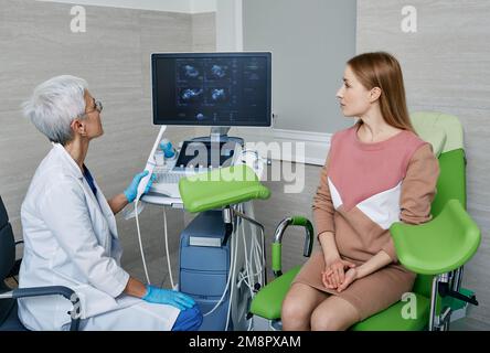 médecin avec capteur transvaginal ultrasonore pour la procédure d'échographie à la patiente féminine dans la clinique médicale. Échographie transvaginale Banque D'Images