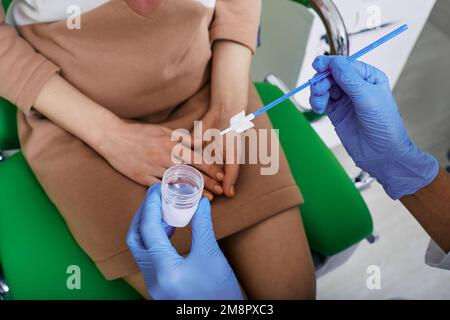 Test PAP, test de dépistage cervical. Gynécologue médecin prenant un frottis pour la cytologie de la patiente dans le bureau gynécologique, gros plan Banque D'Images