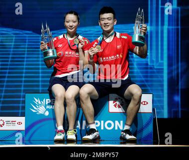 Kuala Lumpur, Malaisie. 15th janvier 2023. Zheng si Wei (R) et Huang ya Qiong de Chine posent pour la photo avec leurs médailles lors de la cérémonie de la médaille après le match des doubles finales mixtes du Petronas Malaysia Open 2023 à Axiata Arena. Zheng si Wei et Huang ya Qiong de Chine ont gagné avec des partitions; 21/21: 19/11 Credit: SOPA Images Limited/Alay Live News Banque D'Images