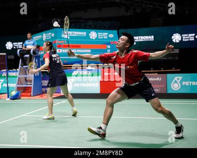 Kuala Lumpur, Malaisie. 15th janvier 2023. Zheng si Wei (R) et Huang ya Qiong de Chine jouent contre Yuta Watanabe et Arisa Higashino du Japon pendant le match des deux doubles finales mixtes de la Petronas Malaysia Open 2023 à Axiata Arena. Zheng si Wei et Huang ya Qiong de Chine ont gagné avec des scores; 21/21: 19/11 (photo de Wong Fok Loy/SOPA Images/Sipa USA) crédit: SIPA USA/Alay Live News Banque D'Images