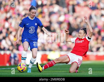 Niamh Charles de Chelsea (à gauche) et Caitlin Foord d'Arsenal se battent pour le ballon lors du match de la Super League féminine de Barclays au stade Emirates, Londres. Date de la photo: Dimanche 15 janvier 2023. Banque D'Images