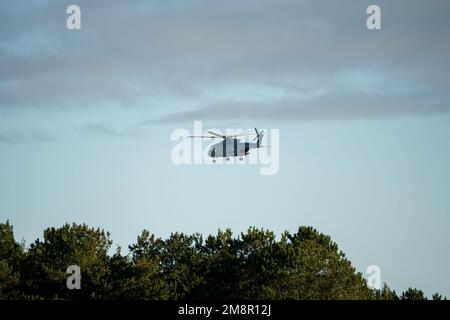 Silhouette du British joint Helicopter Command (JHC) Royal Air Force Puma HC2 lors d'un exercice militaire, Wiltshire UK Banque D'Images