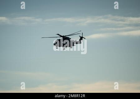 Silhouette du British joint Helicopter Command (JHC) Royal Air Force Puma HC2 lors d'un exercice militaire, Wiltshire UK Banque D'Images