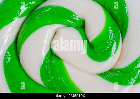 Vue de dessus: Vert et blanc grand bonbon en spirale lollipop - gros plan Banque D'Images