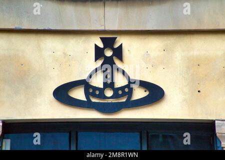 Glasgow, Écosse, Royaume-Uni 15th janvier 2023. Pele et Vivienne Westwood se posent sur le mur face à son magasin de Glasgow dans la ville marchande et dépeint son logo d'orbe comme une boule suspendue par le grand homme. Crédit Gerard Ferry/Alay Live News Banque D'Images