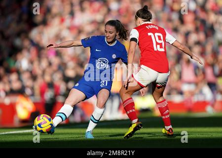 Niamh Charles de Chelsea (à gauche) et Caitlin Foord d'Arsenal en action lors du match de la Super League des femmes Barclays au stade Emirates, Londres. Date de la photo: Dimanche 15 janvier 2023. Banque D'Images