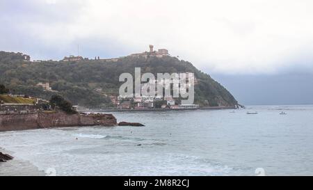 Belle vue sur Monte Igueldo à côté de Playa de la Concha, San Sebastian, Espagne Banque D'Images