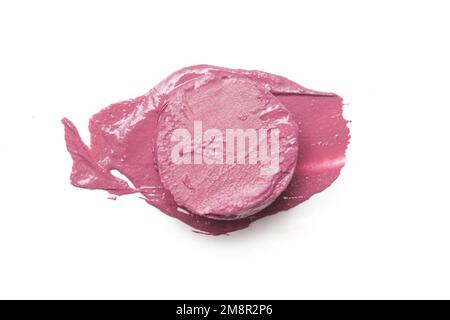 Un échantillon de maquillage à la céamie rose se lisait sur fond blanc. Frottis cosmétique décoratif. Banque D'Images