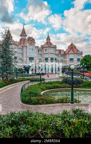 Un cliché vertical de Disneyland à Paris avec des murs colorés et des plantes vertes sur les routes Banque D'Images