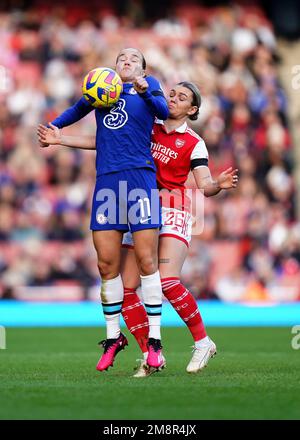 Guro Reiten de Chelsea (à gauche) et Stina Blackstenius d'Arsenal en action pendant le match de la Super League des femmes Barclays au stade Emirates, Londres. Date de la photo: Dimanche 15 janvier 2023. Banque D'Images