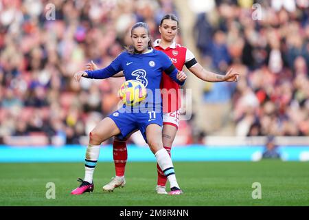 Guro Reiten de Chelsea (à gauche) et Stina Blackstenius d'Arsenal en action pendant le match de la Super League des femmes Barclays au stade Emirates, Londres. Date de la photo: Dimanche 15 janvier 2023. Banque D'Images