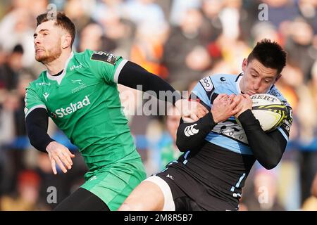 Josh Adam (à droite) de Cardiff Rugby est entré en collision avec Ben Stevenson de Newcastle Falcons lors du match de la coupe du défi EPCR à Cardiff Arms Park, Cardiff. Date de la photo: Dimanche 15 janvier 2023. Banque D'Images