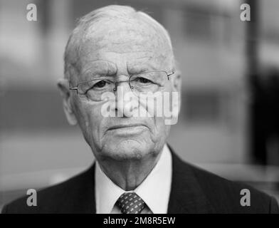 Wolfsburg, Allemagne. 01st juillet 2016. Carl Hahn, ancien PDG de VW, a été photographié lors d'une réception pour souligner son anniversaire de 90th au Wolfsburg Art Museum. Carl Hahn, le président de longue date du conseil d'administration de Volkswagen AG, est décédé samedi à l'âge de 96 ans. Credit: Picture Alliance/dpa/Alay Live News Banque D'Images