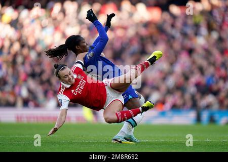 Caitlin Foord d'Arsenal (à gauche) et Kadeisha Buchanan de Chelsea lors du match de la Super League des femmes Barclays au stade Emirates de Londres. Date de la photo: Dimanche 15 janvier 2023. Banque D'Images