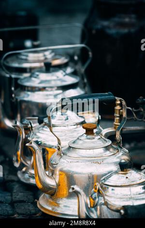 Vue rapprochée sur les théières Metal Vintage dans Une rangée au marché aux puces. Deuxième vie pour les vieilles choses. Vaisselle ancienne pour le café et le thé. Tea Party concept et Banque D'Images