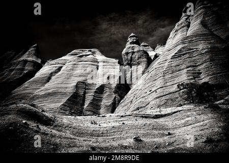 Un paysage spectaculaire en niveaux de gris du monument national de Kasha-Katuwe Tent Rocks Banque D'Images