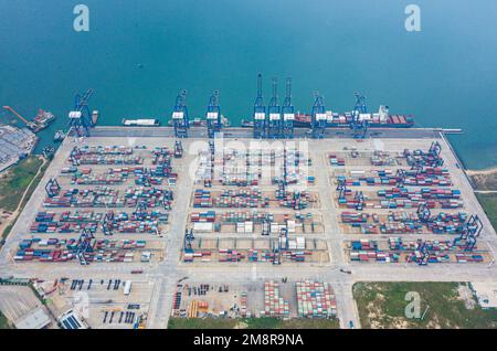 Hainan. 5th novembre 2022. Cette photo aérienne prise le 5 novembre 2022 montre une vue du terminal international de conteneurs de Yangpu dans la zone de développement économique de Yangpu, dans la province de Hainan, au sud de la Chine. Après avoir dépassé 100 milliards de yuans (environ 14,92 milliards de dollars américains) pour la première fois en 2021, la valeur totale des importations et des exportations du port de libre-échange de Hainan a dépassé 200 milliards de yuans (environ 29,84 milliards de dollars américains) pour atteindre 200,95 milliards de yuans (environ 29,98 milliards de dollars américains) en 2022, une augmentation de 36,8 pour cent. Credit: Pu Xiaoxu/Xinhua/Alay Live News Banque D'Images