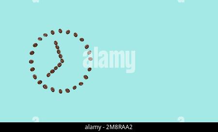 Concept du matin. Radio-réveil, café. Réveil sur fond bleu à partir de grains de café. Banque D'Images