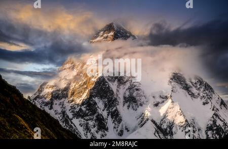 Majestueuse montagne K2 derrière les nuages Banque D'Images