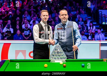 Londres, Royaume-Uni. 15th janvier 2023. Judd Trump et Mark Williams se bousculent les mains et posent des photos aux médias lors de la finale du Maître Cazoo 2023 - la finale au Palais Alexandra, dimanche, à 15 janvier 2023, à LONDRES, EN ANGLETERRE. Credit: Taka G Wu/Alay Live News Banque D'Images
