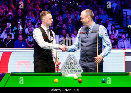 Londres, Royaume-Uni. 15th janvier 2023. Judd Trump et Mark Williams se bousculent les mains et posent des photos aux médias lors de la finale du Maître Cazoo 2023 - la finale au Palais Alexandra, dimanche, à 15 janvier 2023, à LONDRES, EN ANGLETERRE. Credit: Taka G Wu/Alay Live News Banque D'Images