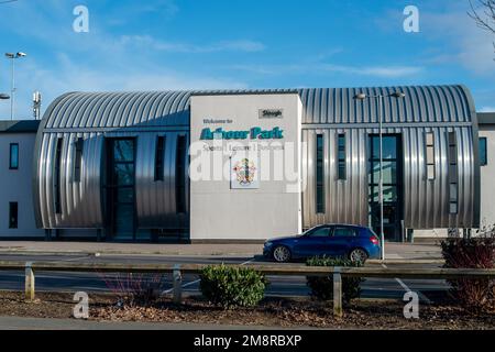 Slough, Berkshire, Royaume-Uni. 15th janvier 2023. La sculpture d'ange de couteau est actuellement exposée au parc Arbour à Slough, dans le Berkshire. L'étonnante sculpture, faite de plus de 100 000 lames saisies, a été créée pour mettre en lumière les effets négatifs du comportement violent avec le besoin de changement social. Il sert de catalyseur pour renverser la tendance sur les comportements violents et agressifs et est également un beau mémorial conçu pour célébrer les vies qui ont été perdues par ces actions violentes et inpensées. Crédit : Maureen McLean/Alay Live News Banque D'Images