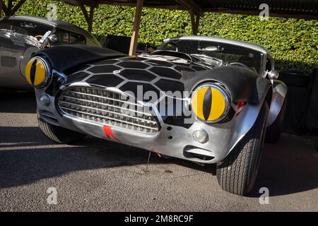 Le Verdon-Roe/Brundle 1964 AC Cobra dans le paddock avant la course RAC TT Celebration au Goodwood Revival 2022, Sussex, Royaume-Uni. Banque D'Images