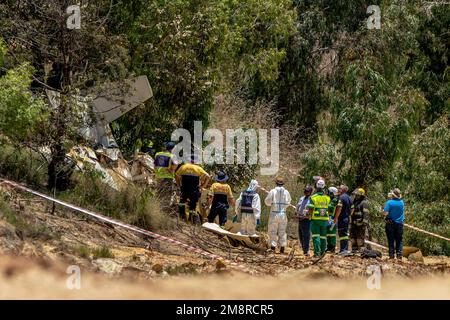 Johannesburg. 15th janvier 2023. Cette photo prise le 15 janvier 2023 montre le site d'un accident d'avion léger à Johannesburg, en Afrique du Sud. Deux personnes sont mortes après l'écrasement de leur avion léger à Johannesburg, ont rapporté les médias locaux dimanche. Credit: Shiraaz Mohamed/Xinhua/Alay Live News Banque D'Images