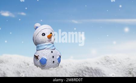 Adorable bonhomme de neige sur la neige avec un fond et un ciel flous. Neige d'hiver. Carte postale d'hiver. Vacances, vacances. Une bannière d'hiver. Banque D'Images