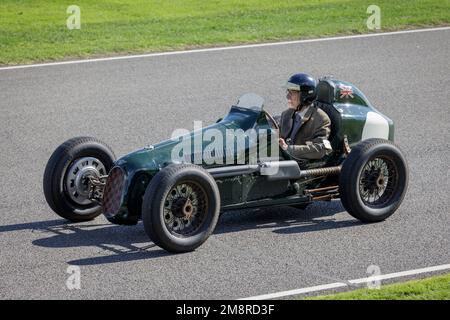 1936 Austin 7 monoplace pendant le Austin 7 Centenary Celebration Parade au Goodwood Revival 2022, Sussex, Royaume-Uni. Banque D'Images