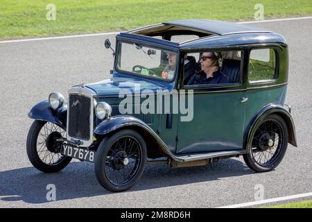 1933 Austin 7 RP Saloon lors de la Austin 7 Centenary Celebration Parade 2022 au Goodwood Revival, Sussex, Royaume-Uni. Banque D'Images