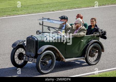 1927 Austin Seven Chummy pendant le Austin 7 Centenary Celebration Parade au Goodwood Revival 2022, Sussex, Royaume-Uni. Banque D'Images